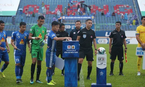 Trọng tài biên trận Quảng Nam - Nam Định bị đình chỉ hết mùa giải